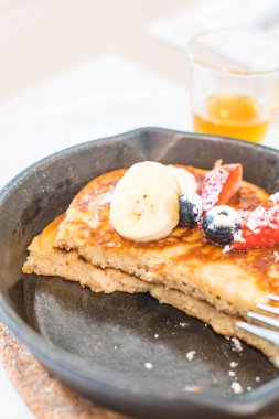 taze çilek yaban mersini ve muz ile gözleme 
