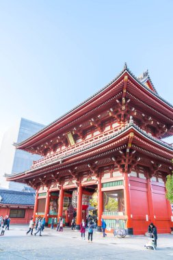 Tokyo-Kasım 28: Budist tapınağı Sensoji Tokyo kalabalık insanlara