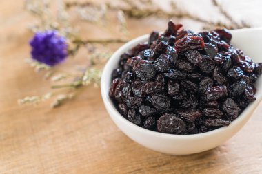 kabın içinde siyah kuru üzüm