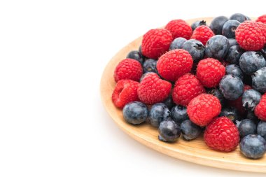 taze yaban mersini ve rasberry beyaz