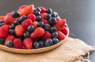 taze yaban mersini, çilek ve rasberry 