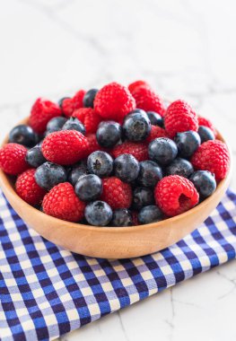 taze yaban mersini ve rasberry 