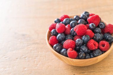 taze yaban mersini ve rasberry 