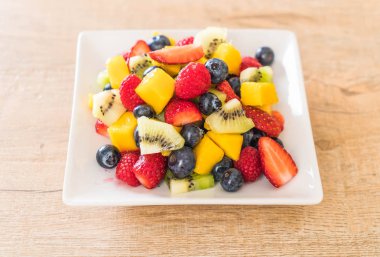 karışık taze meyve (çilek, ahududu, yaban mersini, kivi, mang