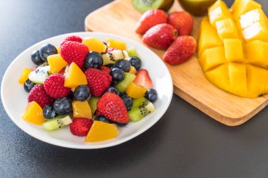 karışık taze meyve (çilek, ahududu, yaban mersini, kivi, mang