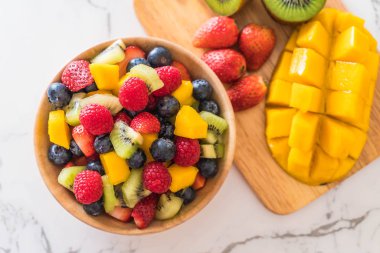 karışık taze meyve (çilek, ahududu, yaban mersini, kivi, mang