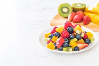 karışık taze meyve (çilek, ahududu, yaban mersini, kivi, mang