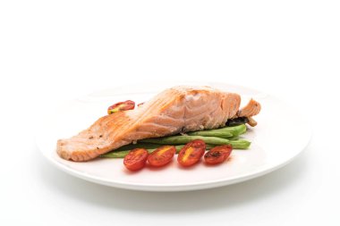 beyaz üzerine Somon ızgara biftek