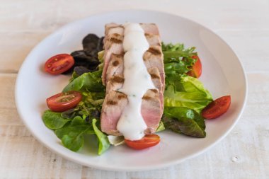 Tuna biftek salatası ile