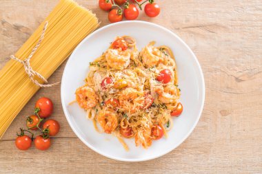 Spagetti karides, domates, fesleğen ve peynir ile 