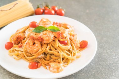 Spagetti karides, domates, fesleğen ve peynir ile 