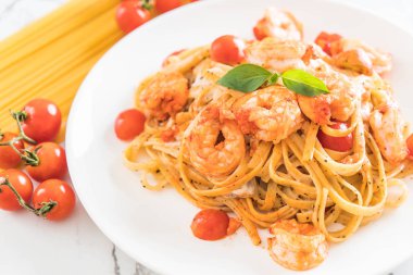 Spagetti karides, domates, fesleğen ve peynir ile 