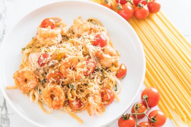 Spagetti karides, domates, fesleğen ve peynir ile 