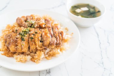 Teriyaki tavuk miso çorbası ile tepesinde pirinç