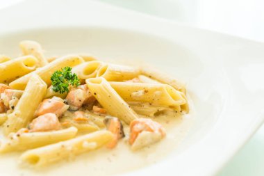 Penne carbonara makarna somon ile