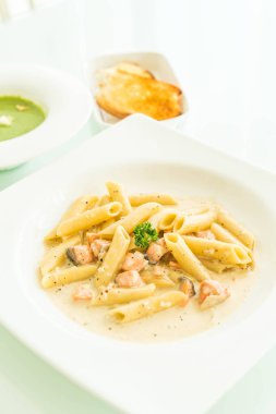 Penne carbonara makarna somon ile