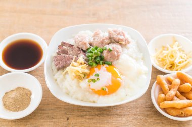 domuz eti ve yumurta ile pirinç lapası