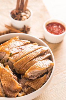 pot demlenmiş Ördek sosu ve ingradients ile