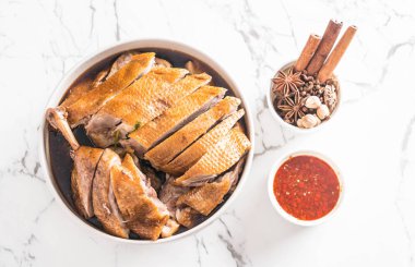 pot demlenmiş Ördek sosu ve ingradients ile