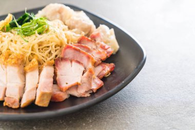 Yumurta noodle kırmızı kızarmış domuz, gevrek domuz eti, köfte ve çorba ile 