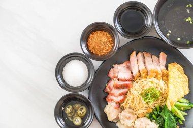 Yumurta noodle kırmızı kızarmış domuz, gevrek domuz eti, köfte ve çorba ile 