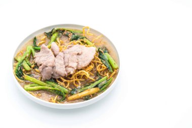 Çin brokoli ve domuz eti gevrek yumurta noodles