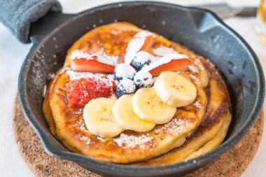 taze çilek yaban mersini ve muz ile gözleme 