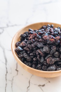 kabın içinde siyah kuru üzüm