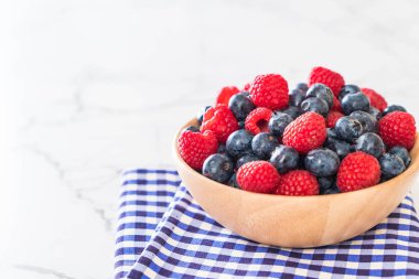 taze yaban mersini ve rasberry 