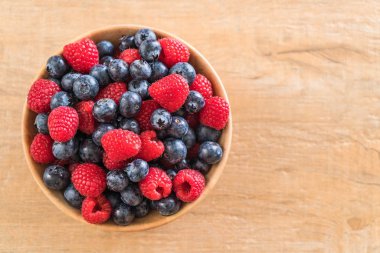 taze yaban mersini ve rasberry 