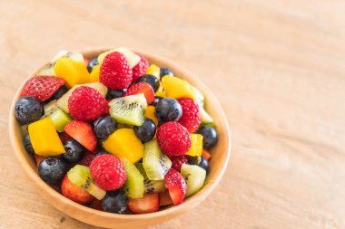 karışık taze meyve (çilek, ahududu, yaban mersini, kivi, mang