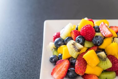 karışık taze meyve (çilek, ahududu, yaban mersini, kivi, mang