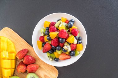 karışık taze meyve (çilek, ahududu, yaban mersini, kivi, mang