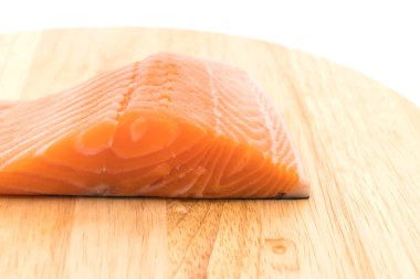 ahşap tahta üzerinde taze somon