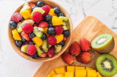 karışık taze meyve (çilek, ahududu, yaban mersini, kivi, mang