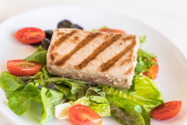 Tuna biftek salatası ile