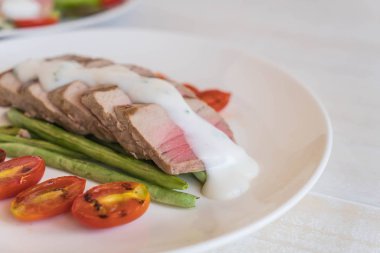 Tuna biftek salatası ile