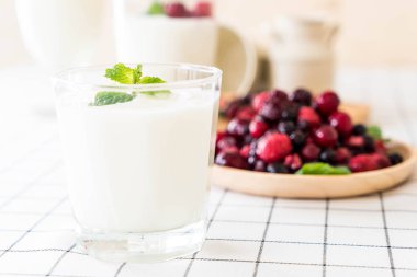 karışık meyveli Yoğurtlu