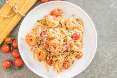 Spagetti karides, domates, fesleğen ve peynir ile 