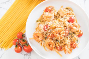 Spagetti karides, domates, fesleğen ve peynir ile 