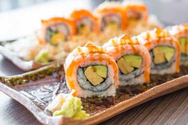 Izgara somon suşi roll