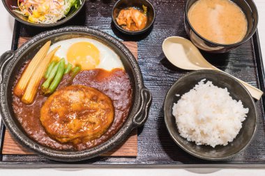 sıcak tabak kızarmış yumurta ile domuz eti burger 