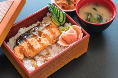 Teriyaki somon kutusunu küme üst pirinç