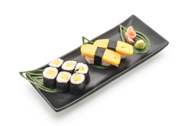 tatlı yumurta nigiriand maki sushi - Japon gıda tarzı