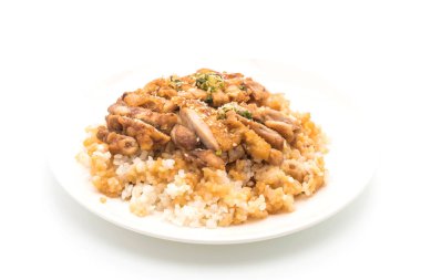 Teriyaki tavuk tepesinde pirinç 