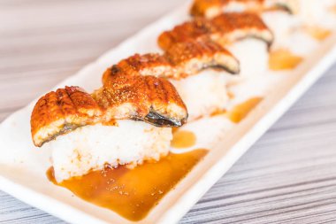 yılan balığı (unagi suşi)