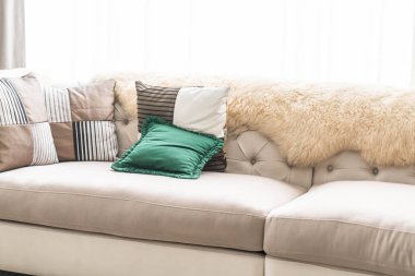 Kanepe üzerinde güzel yastık