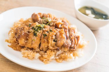Teriyaki tavuk miso çorbası ile tepesinde pirinç