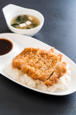 tepesinde pirinç (tonkatsu) ile miso çorbası kızarmış domuz eti