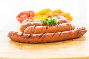 ızgara sosis mix sebze ve patates kızartması ile